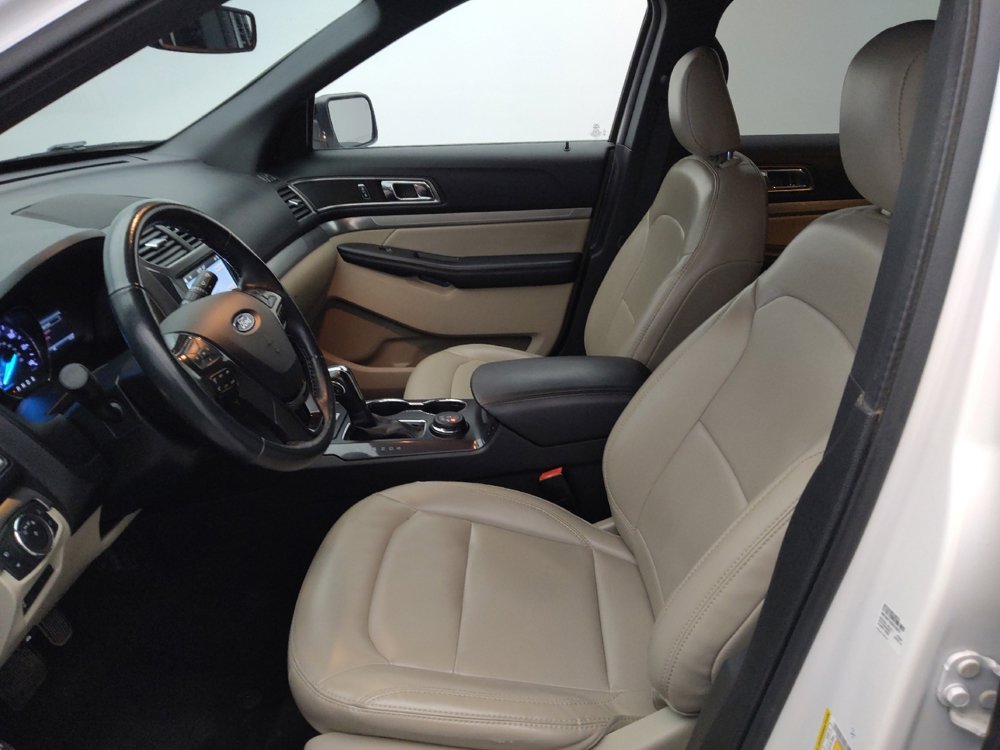 Used 2019 Ford Explorer XLT w/ Equipment Group 202A AWD/4WD image 17