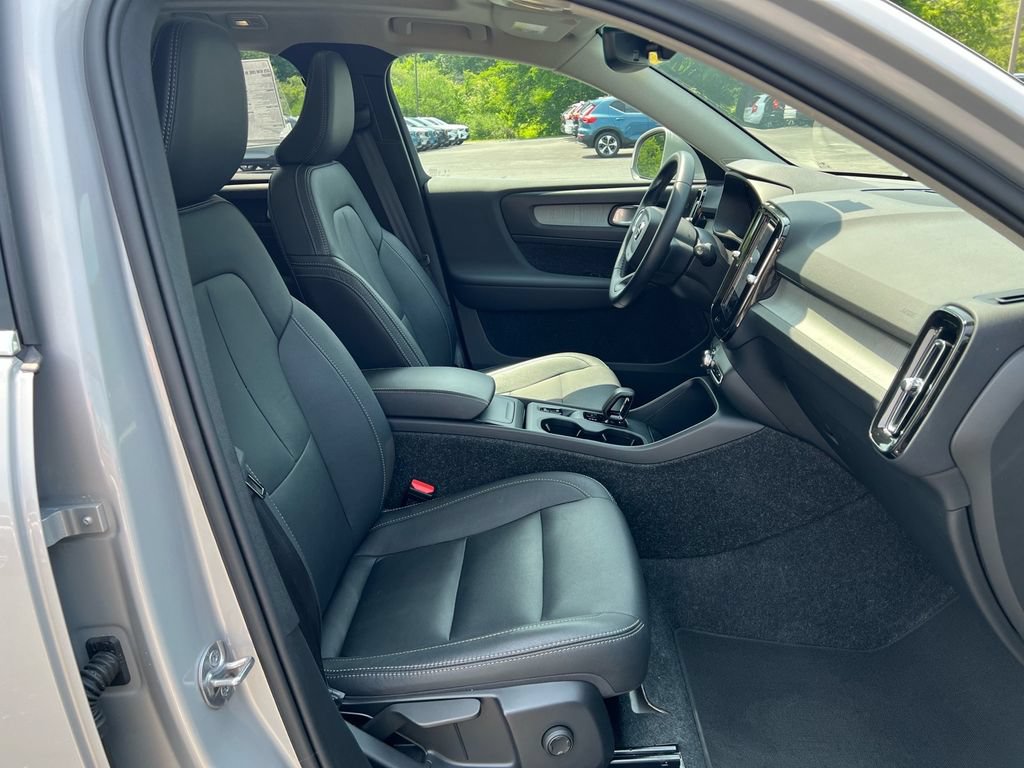 Certified 2025 Volvo XC40 B5 Core AWD/4WD image 29