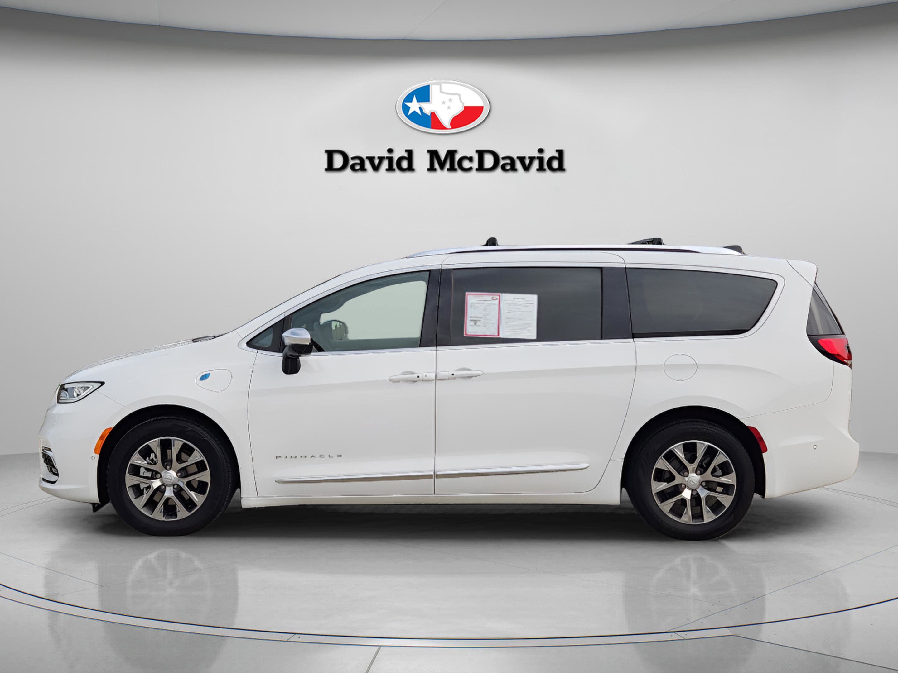 Used 2025 Chrysler Pacifica Pinnacle image 2