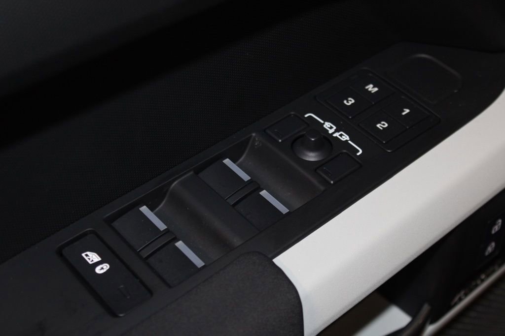 Used 2023 Land Rover Defender 130 SE image 15