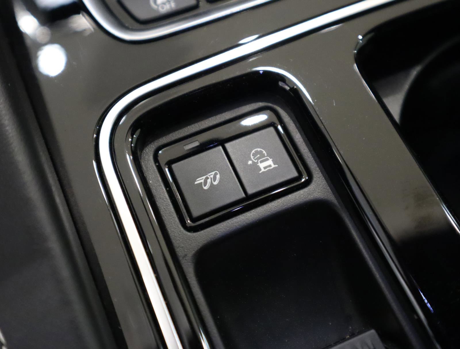 Used 2020 Jaguar F-PACE SVR image 34