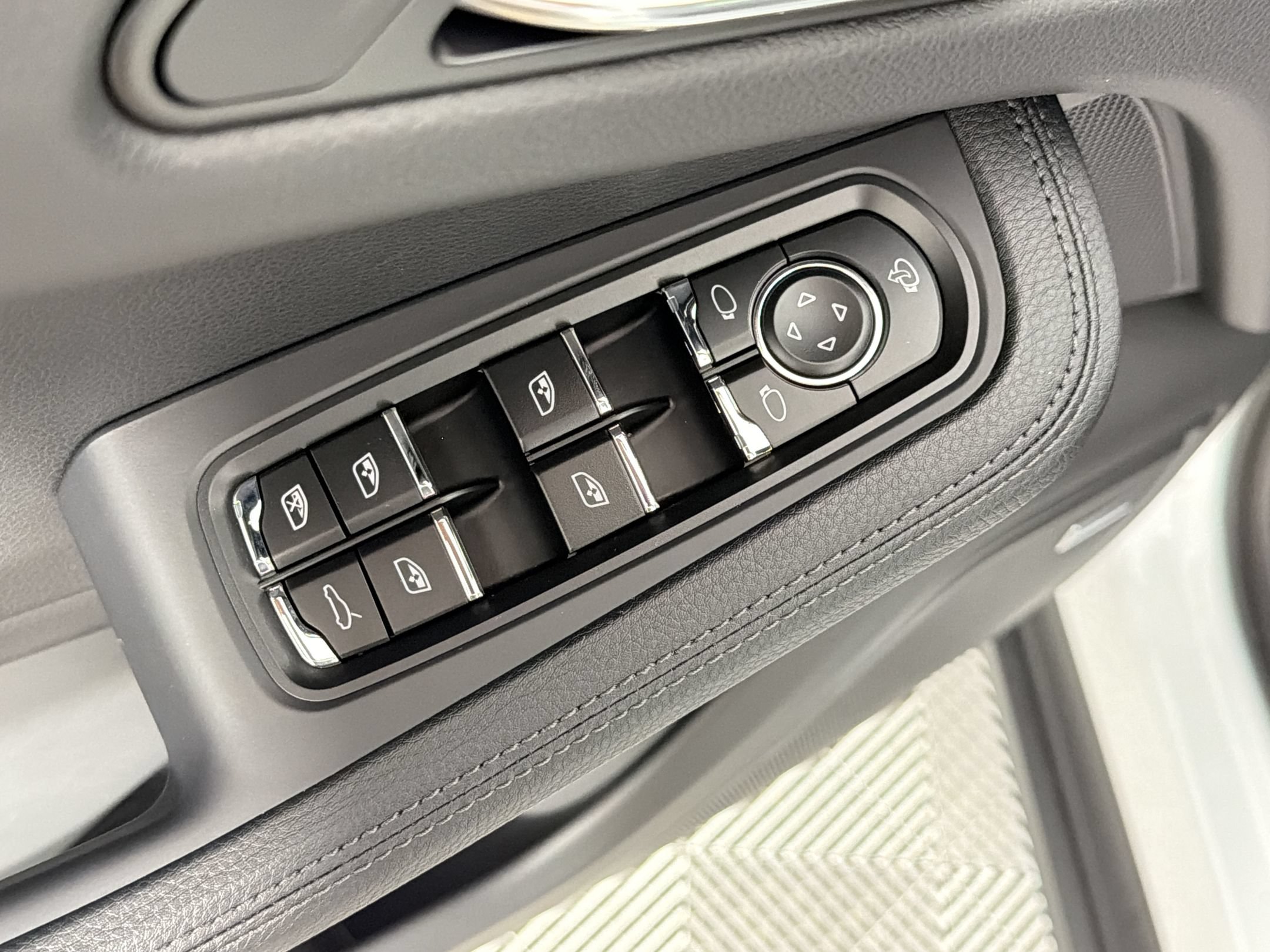 Used 2026 Porsche Macan S AWD/4WD image 13