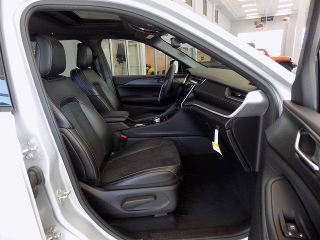 New 2024 Jeep Grand Cherokee L Altitude AWD/4WD image 23