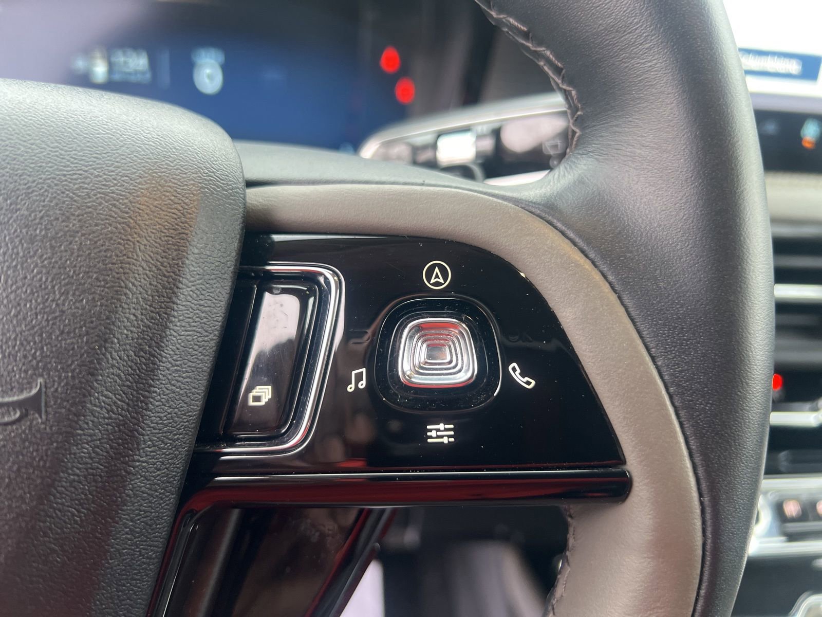 Used 2023 Lincoln Corsair Reserve w/ Rear Removable Package Tray image 15