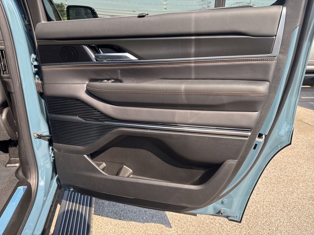 New 2026 Jeep Grand Wagoneer Summit AWD/4WD image 35
