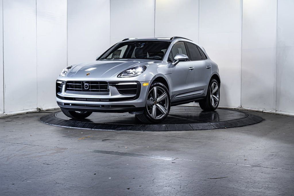 Certified 2025 Porsche Macan image 1