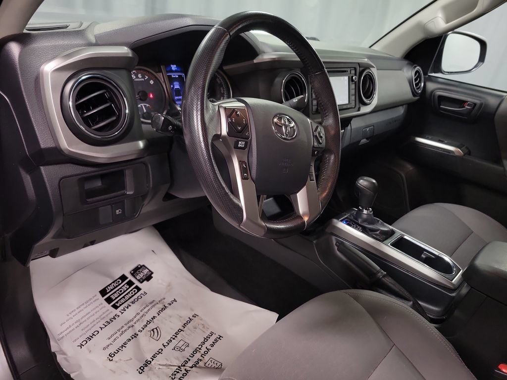 Used 2019 Toyota Tacoma SR5 w/ SR5 Appearance Package (SM) AWD/4WD image 14