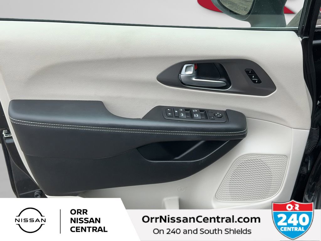 Used 2023 Chrysler Pacifica Touring-L FWD image 17