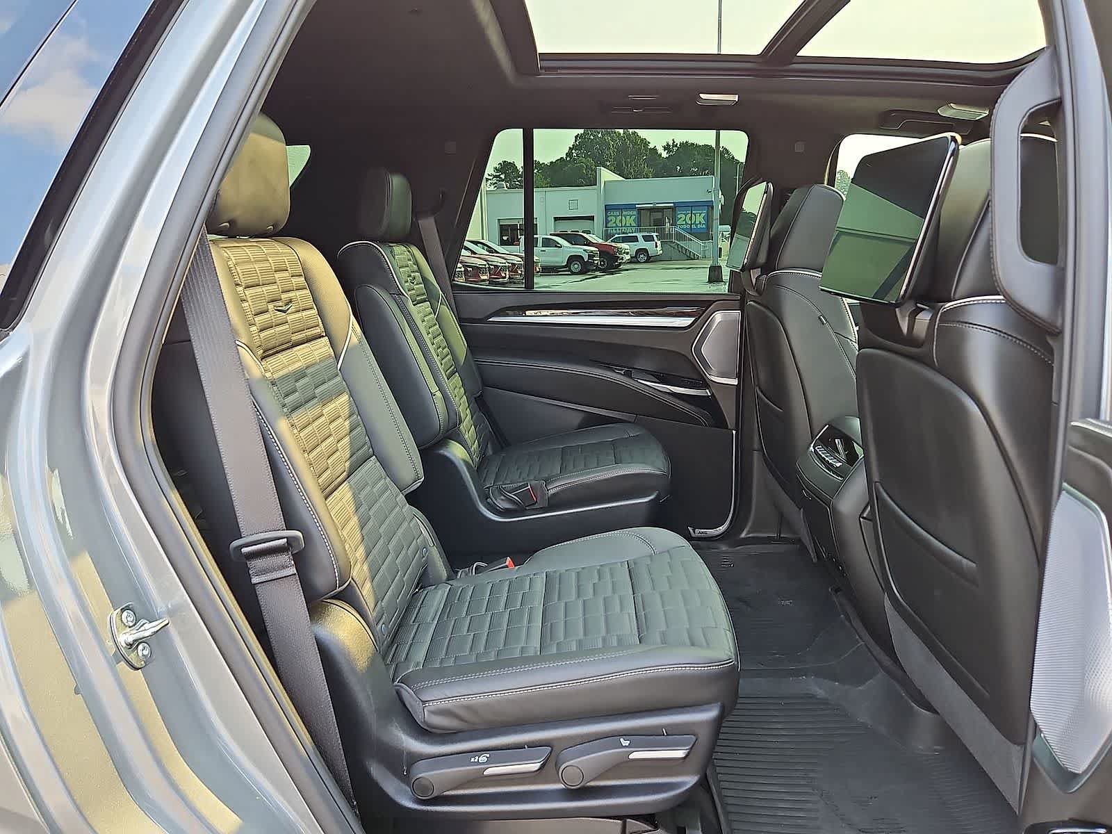Used 2026 Cadillac Escalade Platinum Sport w/ LPO, ONYX Package AWD/4WD image 34