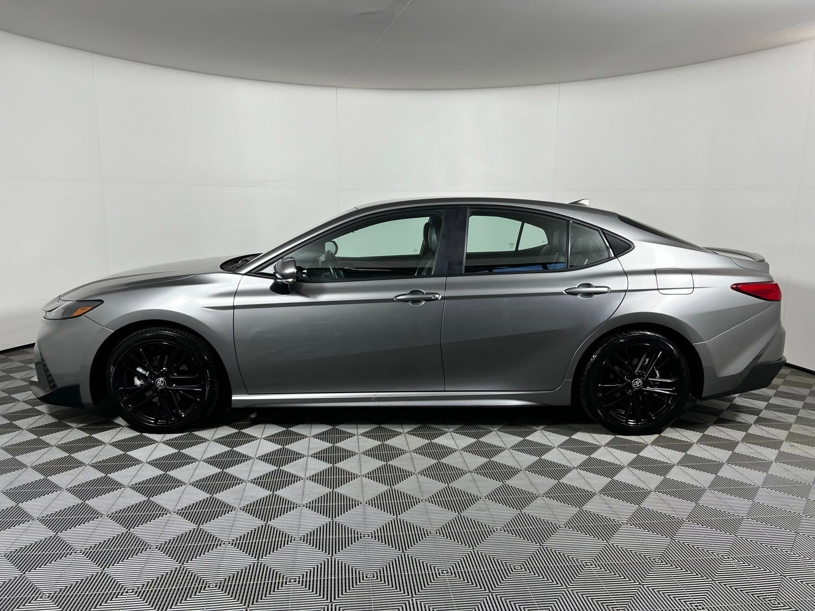 Used 2025 Toyota Camry SE image 8