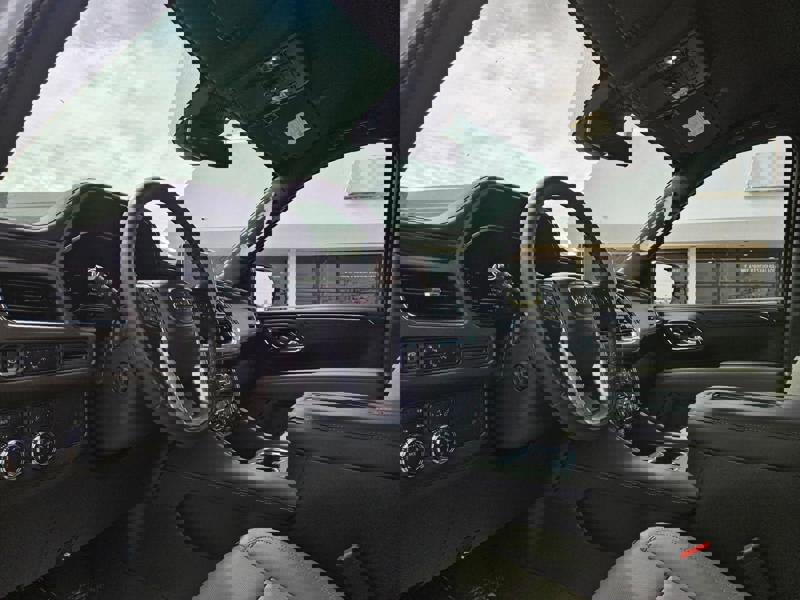 Used 2024 GMC Yukon SLT w/ SLT Luxury Package image 10