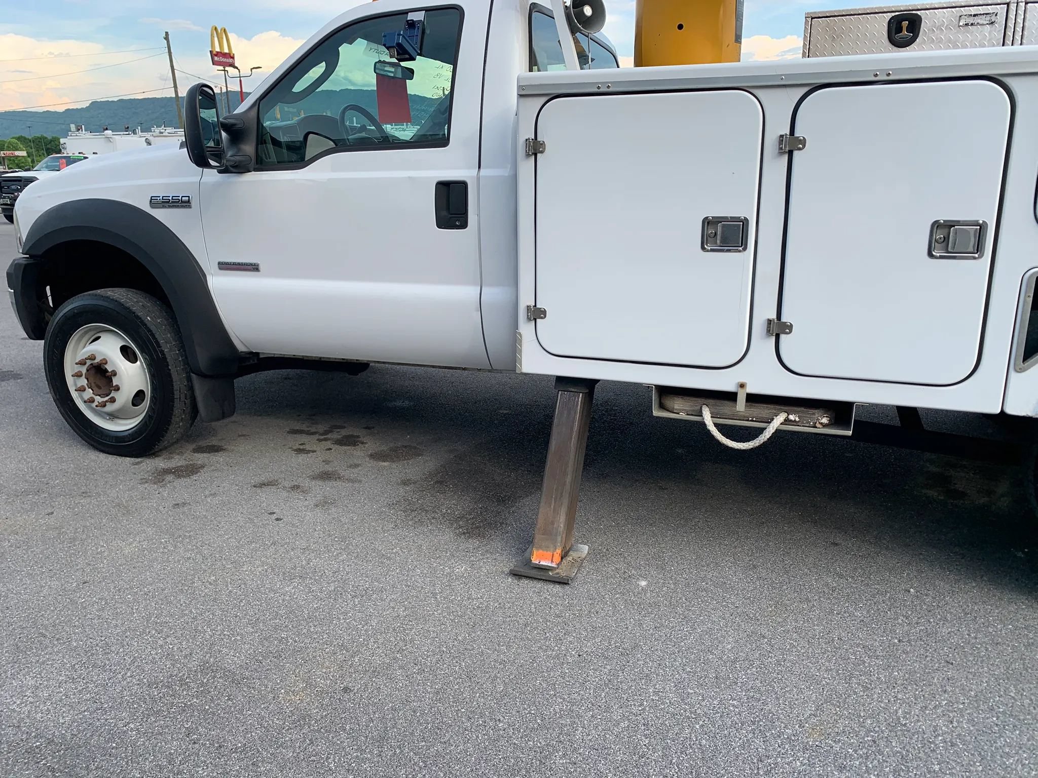 Used 2006 Ford F550 2WD Regular Cab Super Duty image 31
