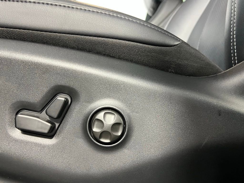 Used 2025 Chrysler Pacifica Select image 28