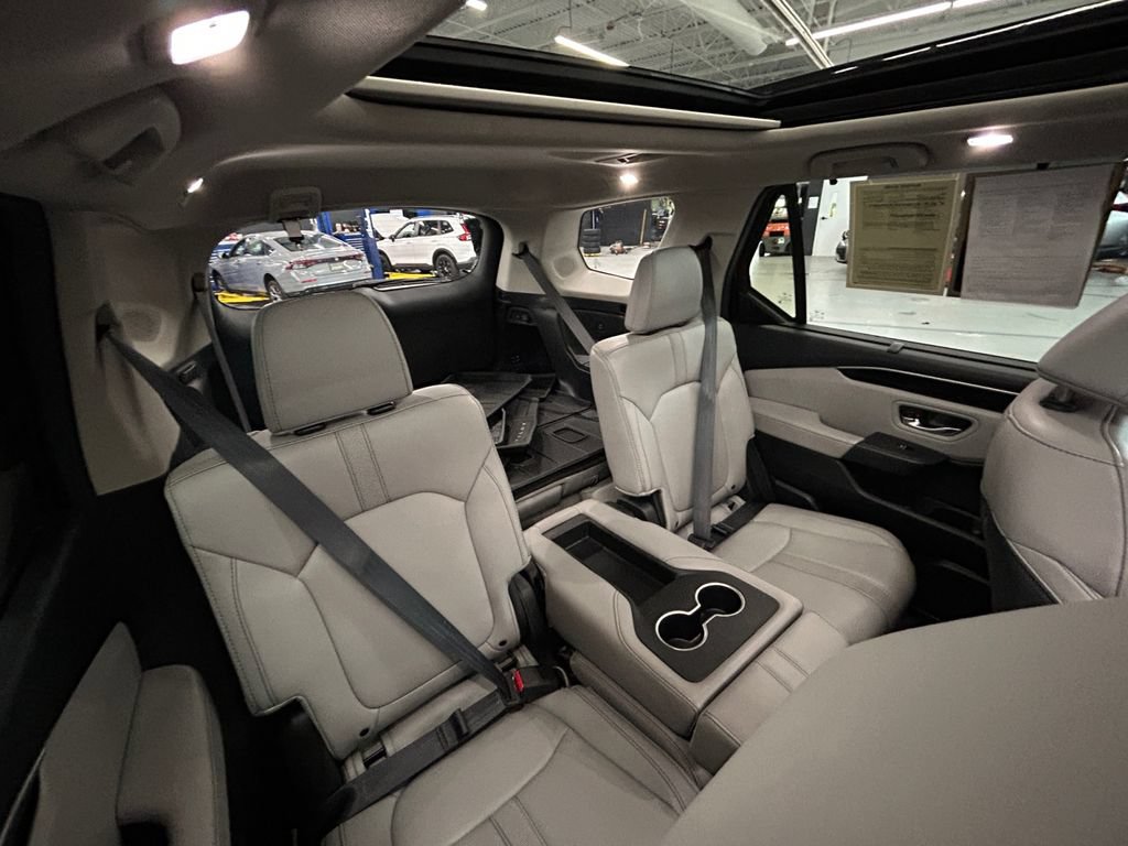Certified 2023 Honda Pilot Touring image 17