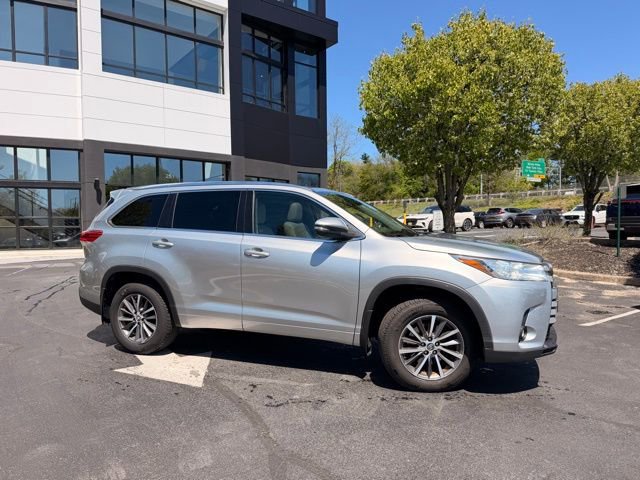 Used 2017 Toyota Highlander XLE AWD/4WD image 2