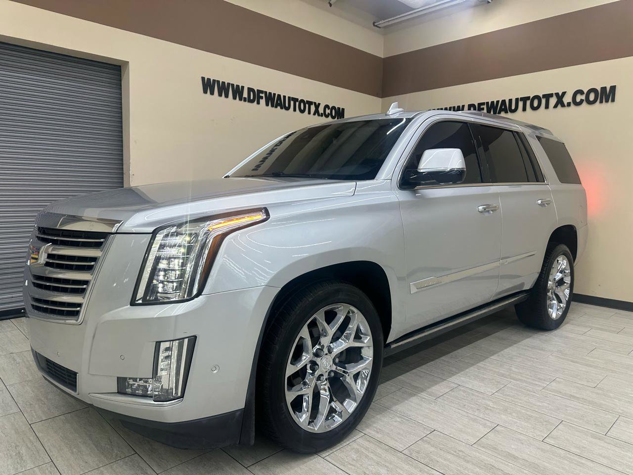Used 2017 Cadillac Escalade Platinum AWD/4WD image 2