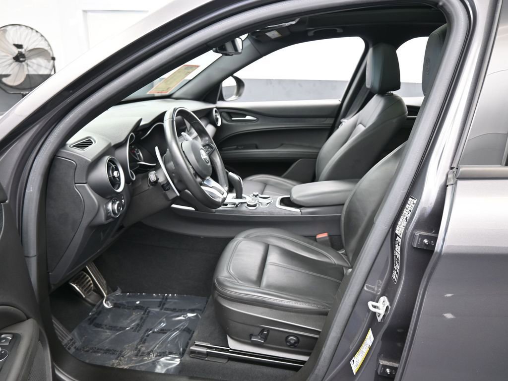 Used 2023 Alfa Romeo Stelvio Sprint image 12