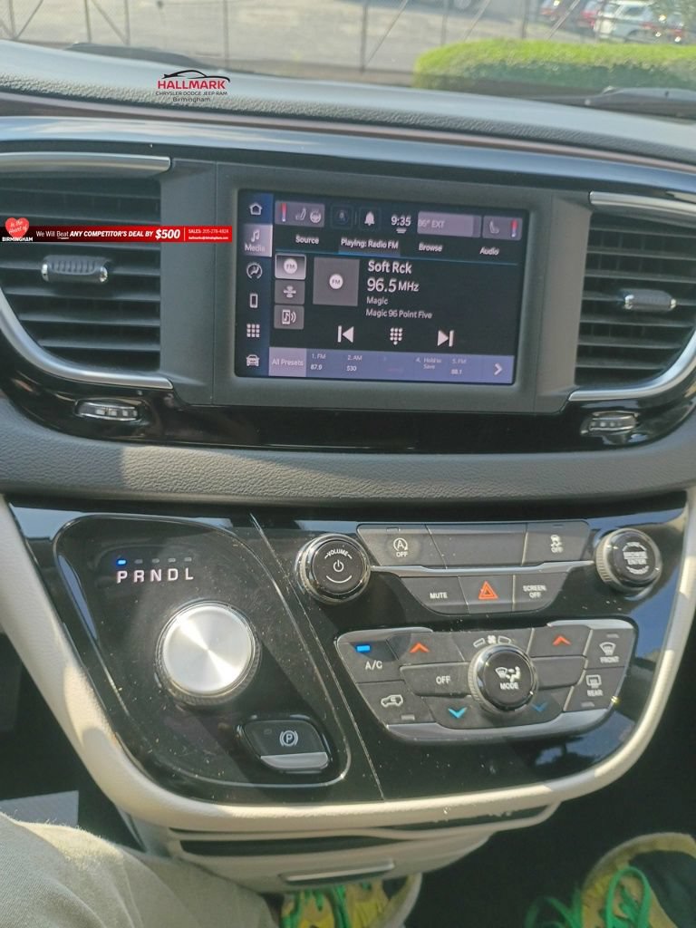 Used 2022 Chrysler Voyager LX FWD image 13