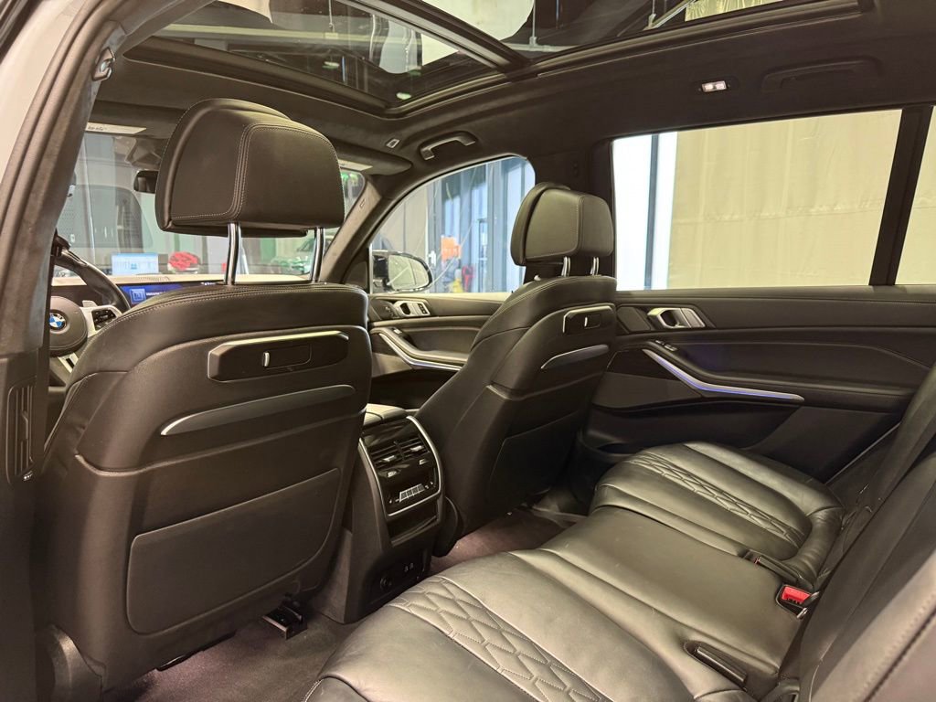 Used 2025 BMW X7 M60i image 23