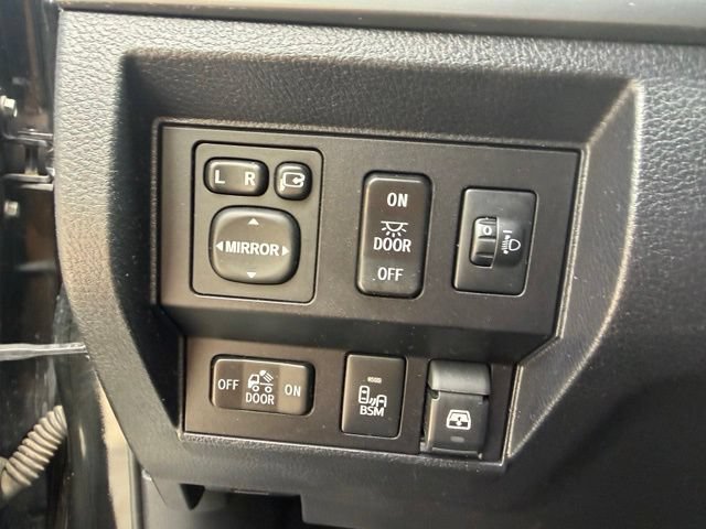 Used 2017 Toyota Tundra 4x4 CrewMax image 20