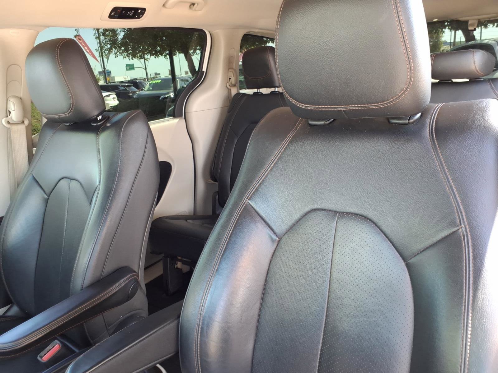 Used 2019 Chrysler Pacifica Touring-L image 12