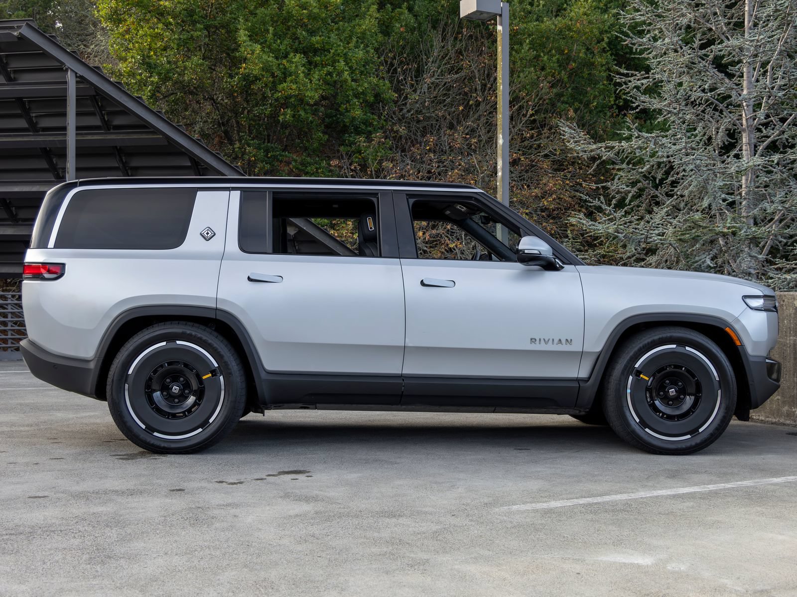 Used 2025 Rivian R1S Adventure Dual AWD/4WD image 12