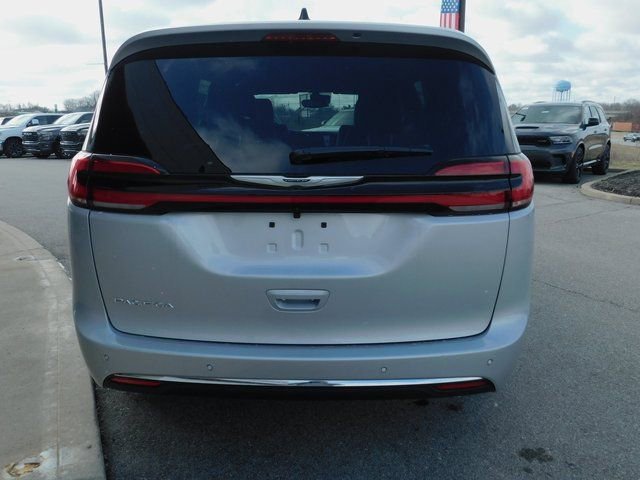 New 2026 Chrysler Pacifica Select image 8