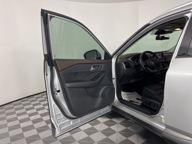 Used 2021 Nissan Rogue SV w/ Premium Package image 16