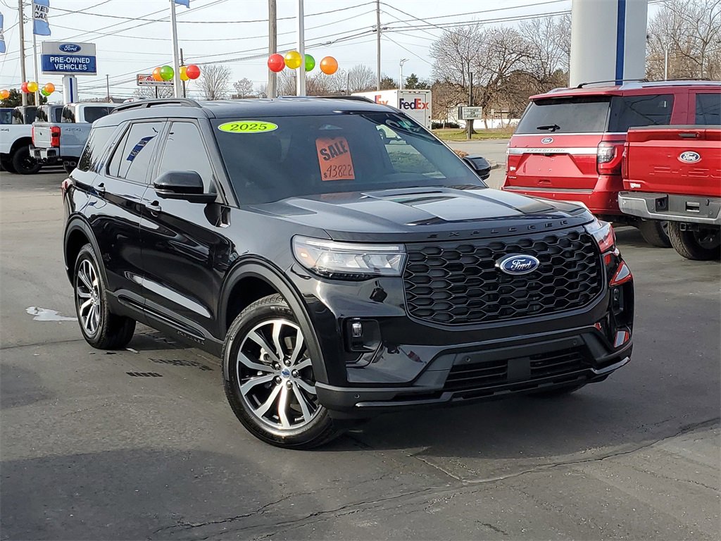 Used 2025 Ford Explorer ST-Line image 2