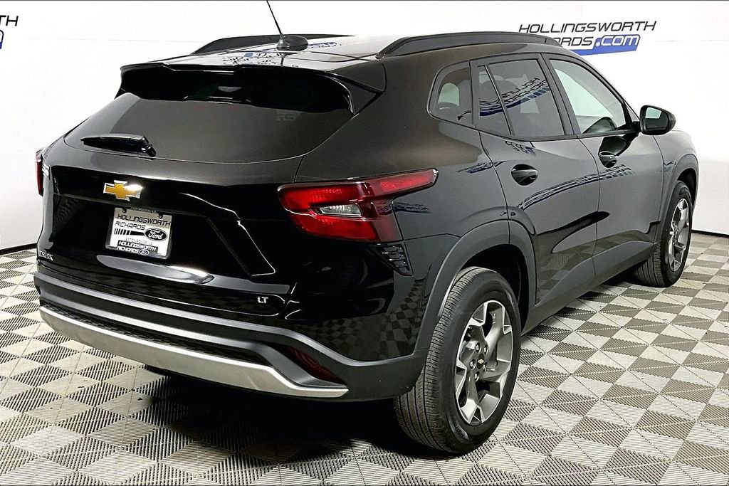 Used 2025 Chevrolet Trax LT w/ LT Convenience Package image 9