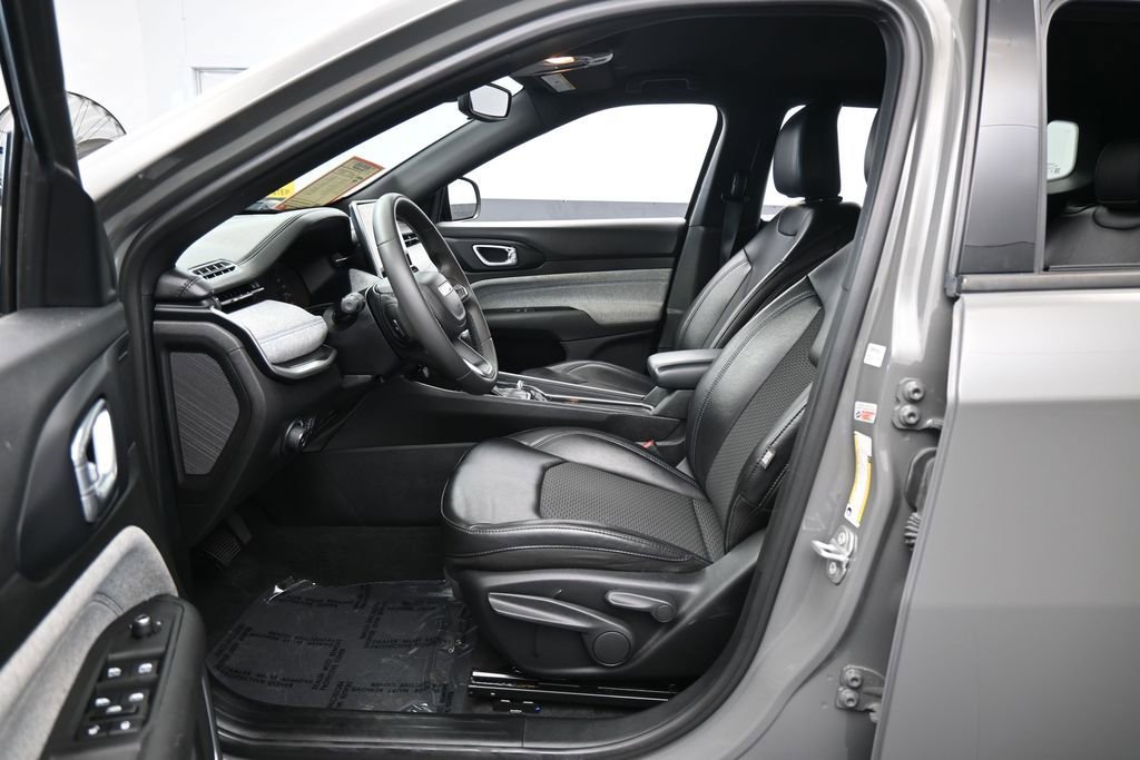 Used 2023 Jeep Compass Latitude AWD/4WD image 11