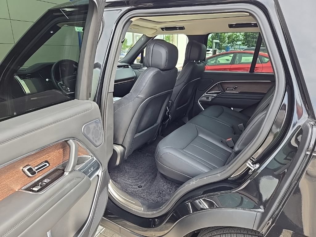 Certified 2025 Land Rover Range Rover SE AWD/4WD image 16