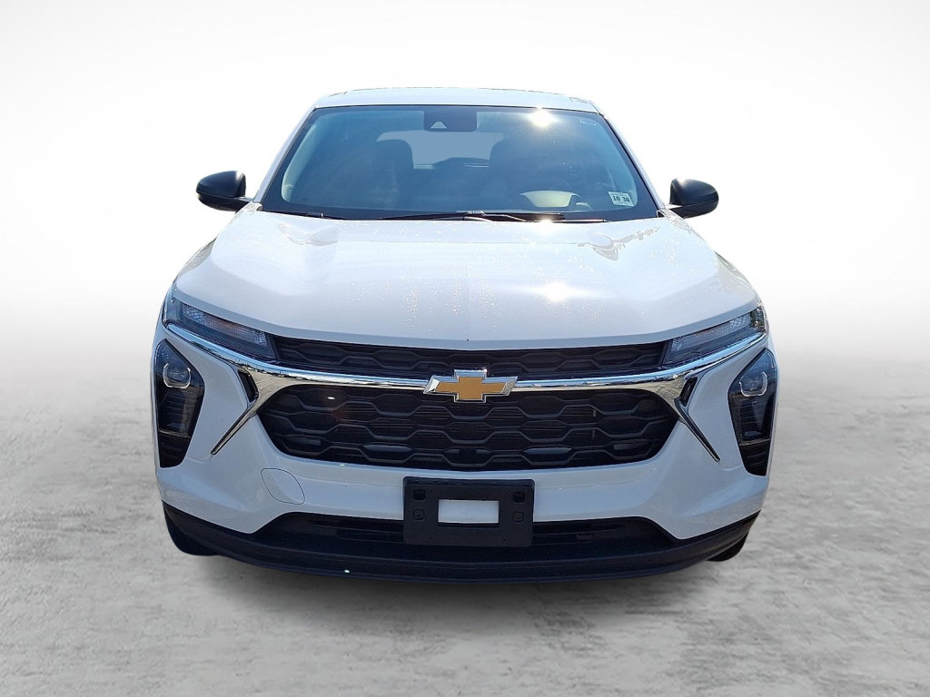 Used 2026 Chevrolet Trax LS FWD image 2