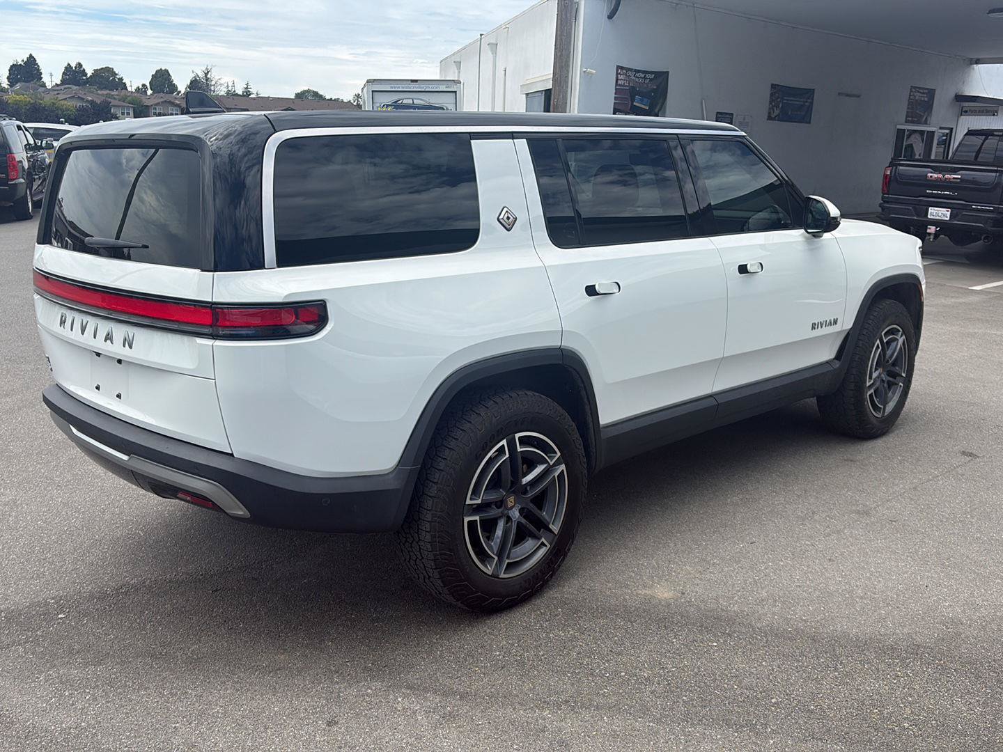 Used 2026 Rivian R1S Adventure AWD/4WD image 8