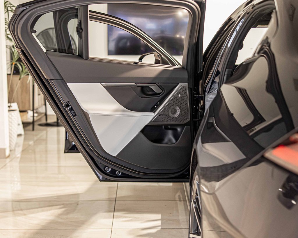 Used 2025 BMW M5 w/ Carbon Package image 33