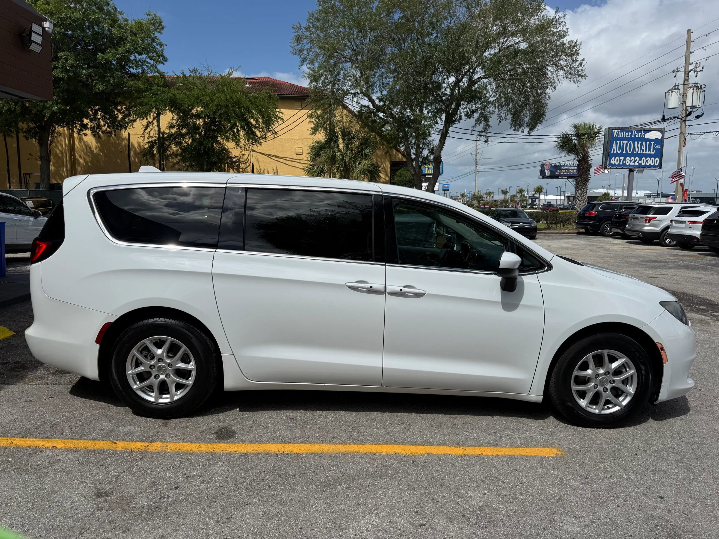 Used 2017 Chrysler Pacifica Touring FWD image 4