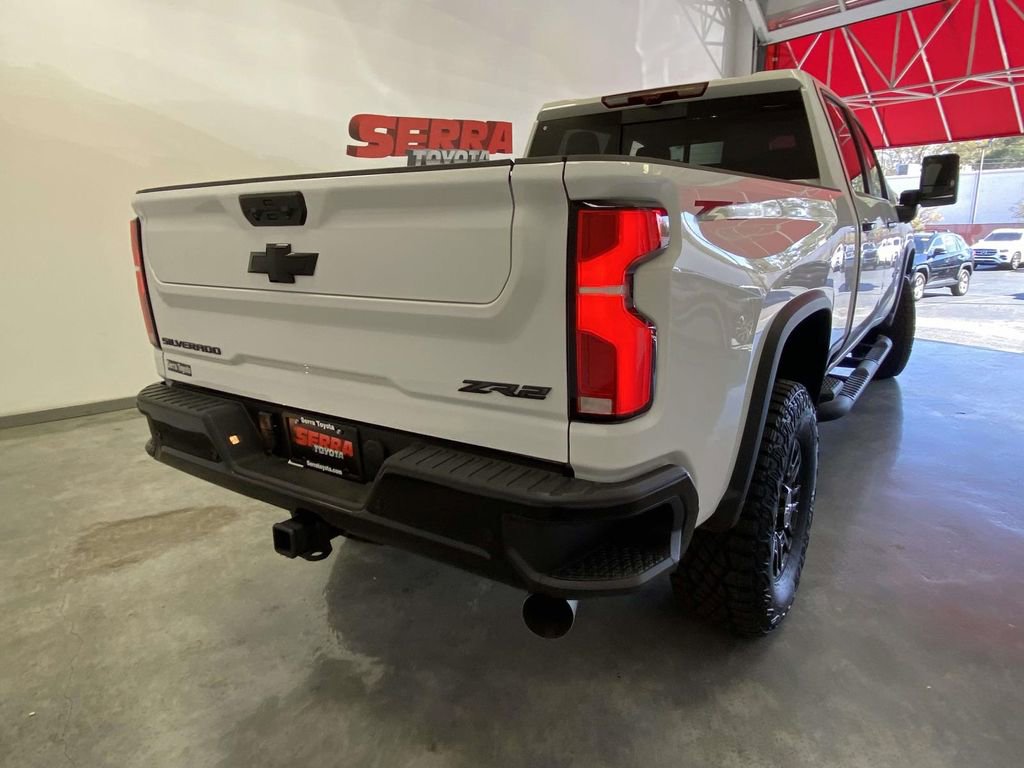 Used 2025 Chevrolet Silverado 2500 ZR2 w/ Technology Package image 3