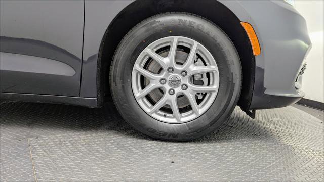 Used 2021 Chrysler Pacifica Touring-L image 31