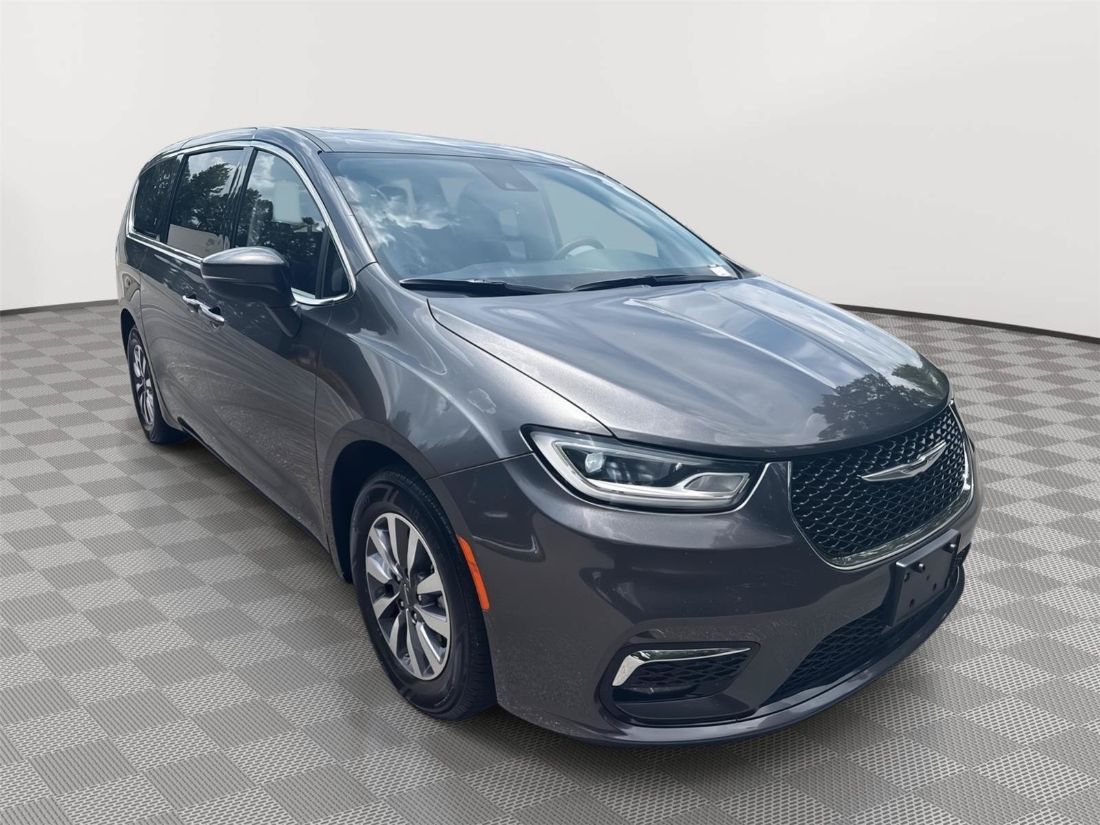 Used 2023 Chrysler Pacifica Touring-L FWD image 4