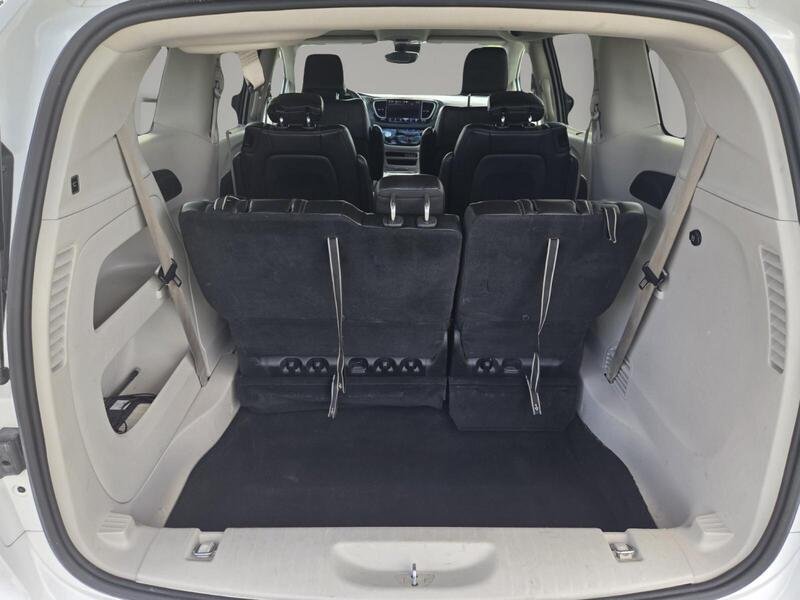 Used 2023 Chrysler Pacifica Touring-L FWD image 17