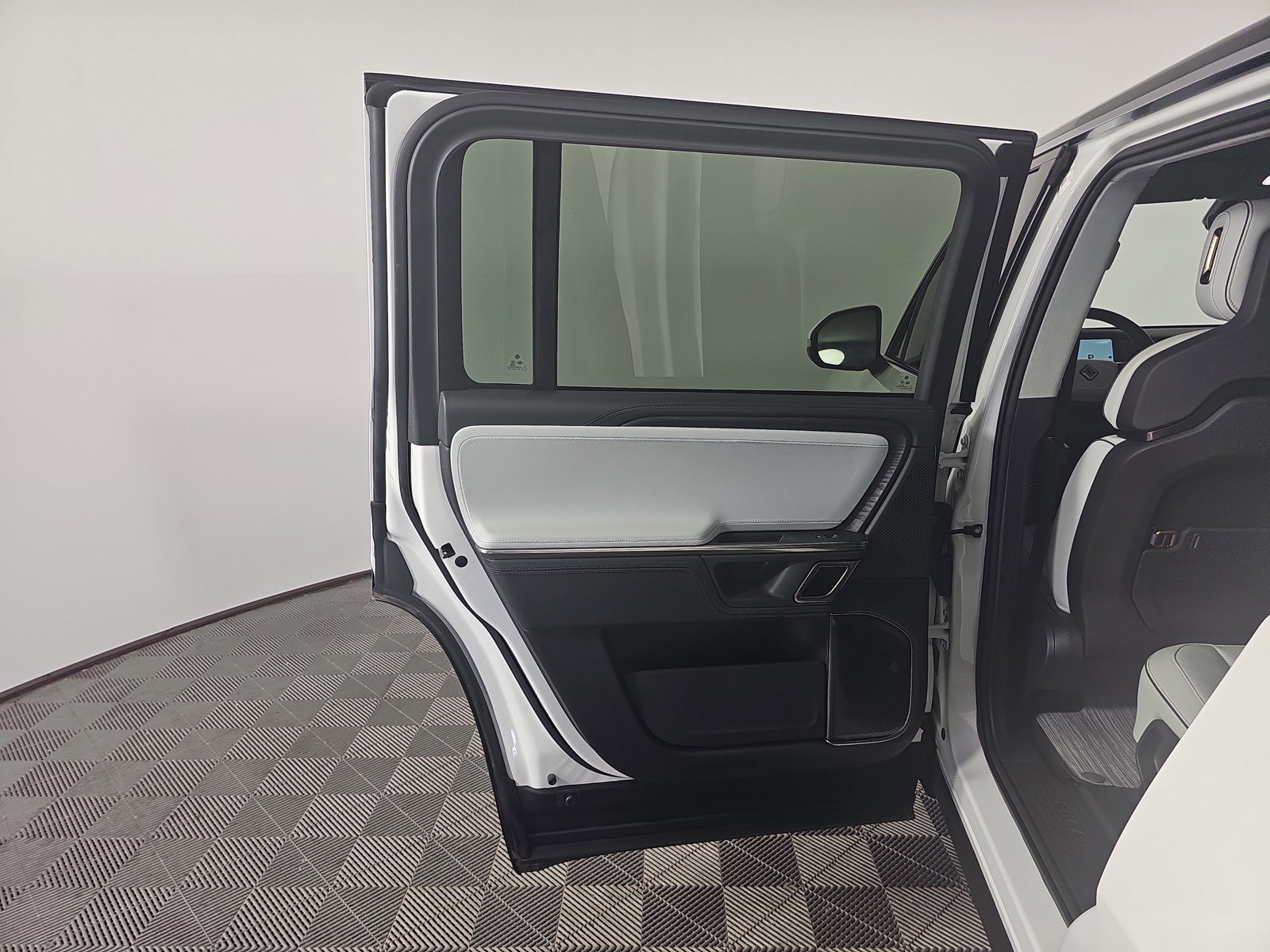 Used 2024 Rivian R1S Adventure AWD/4WD image 17