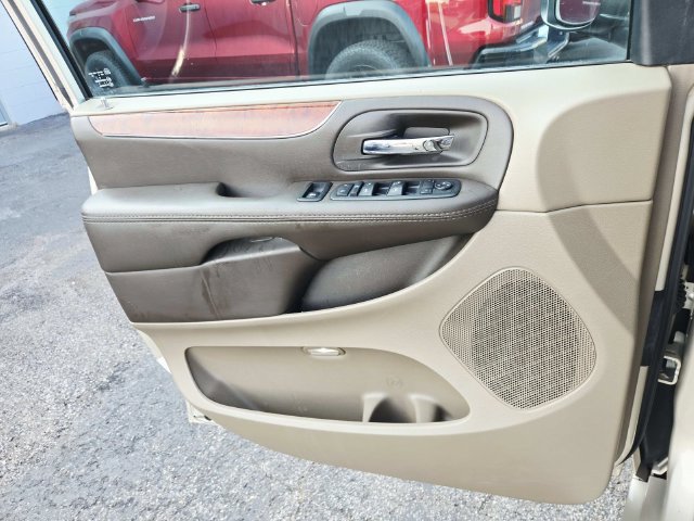 Used 2015 Chrysler Town & Country Touring FWD image 32