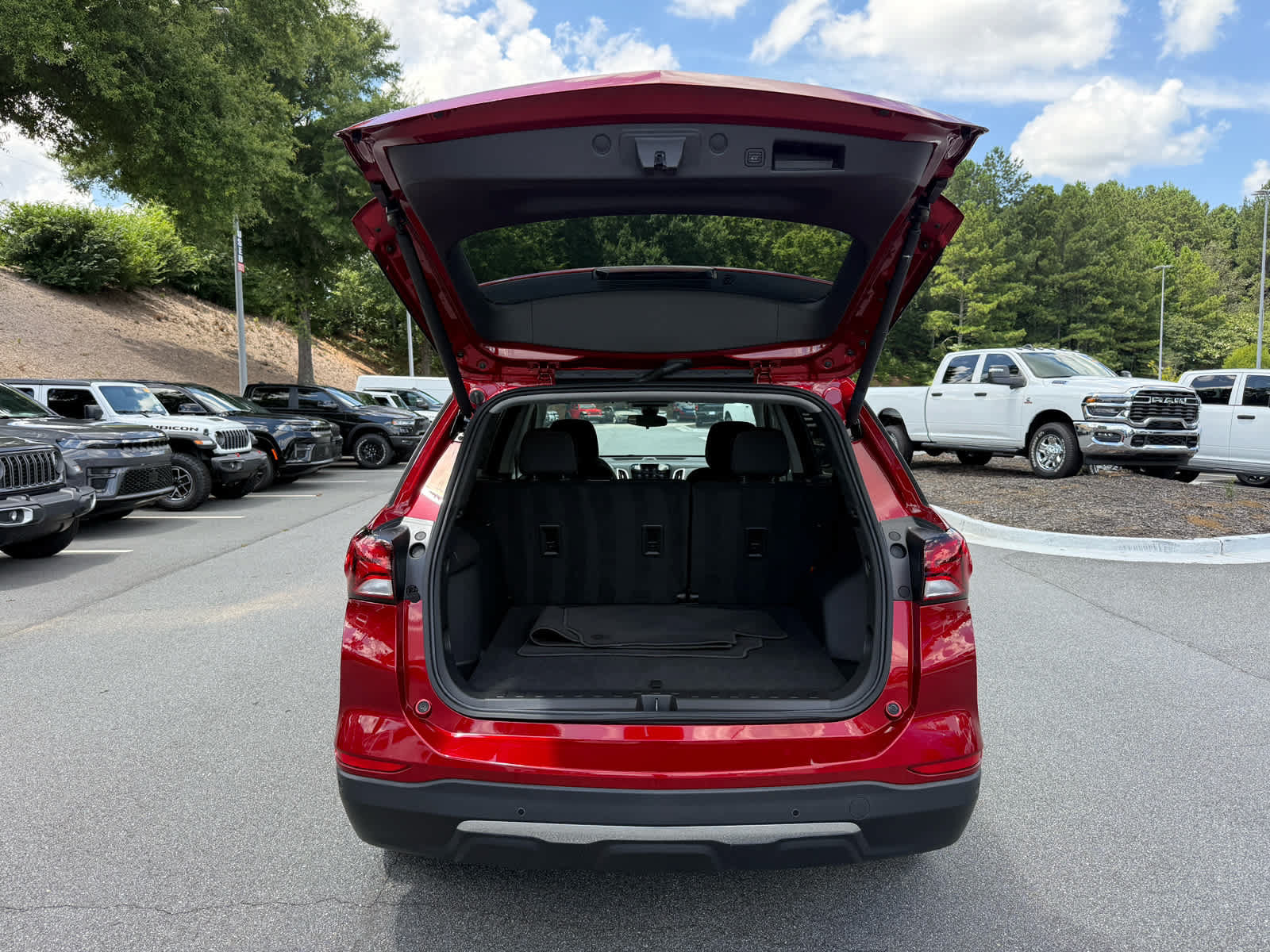 Used 2024 Chevrolet Equinox LT FWD image 28