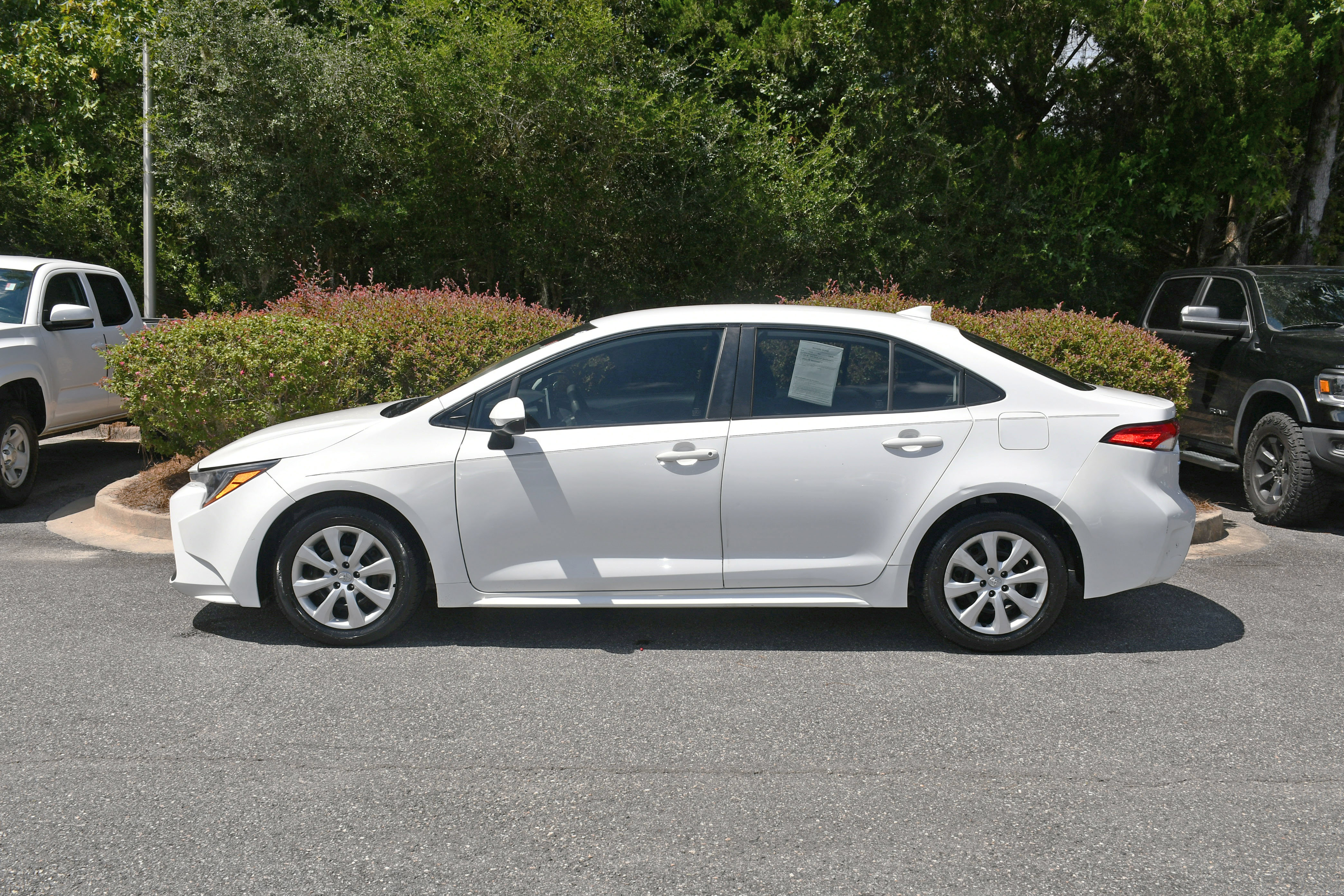Used 2020 Toyota Corolla LE FWD image 2