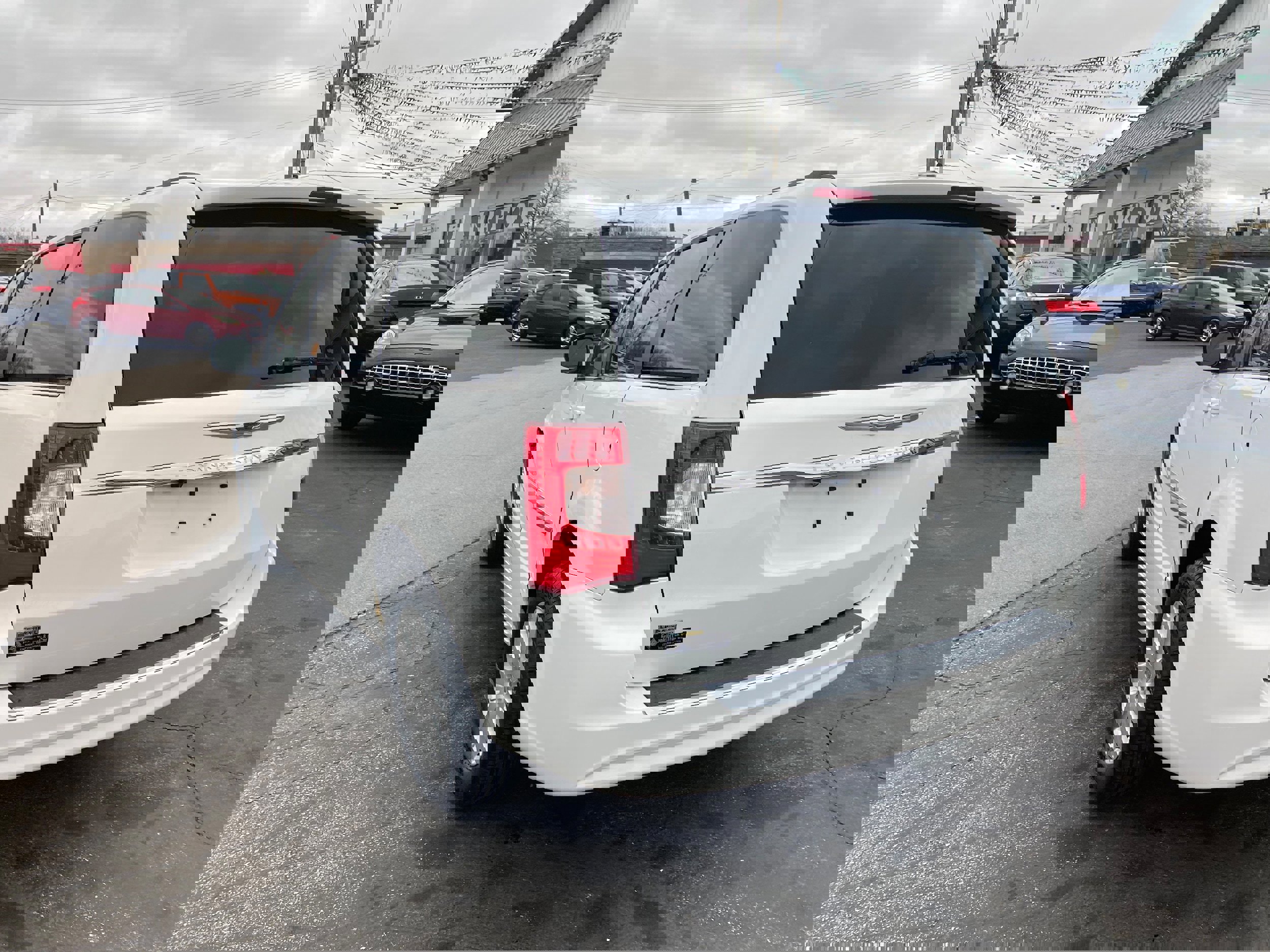 Used 2014 Chrysler Town & Country Touring image 7