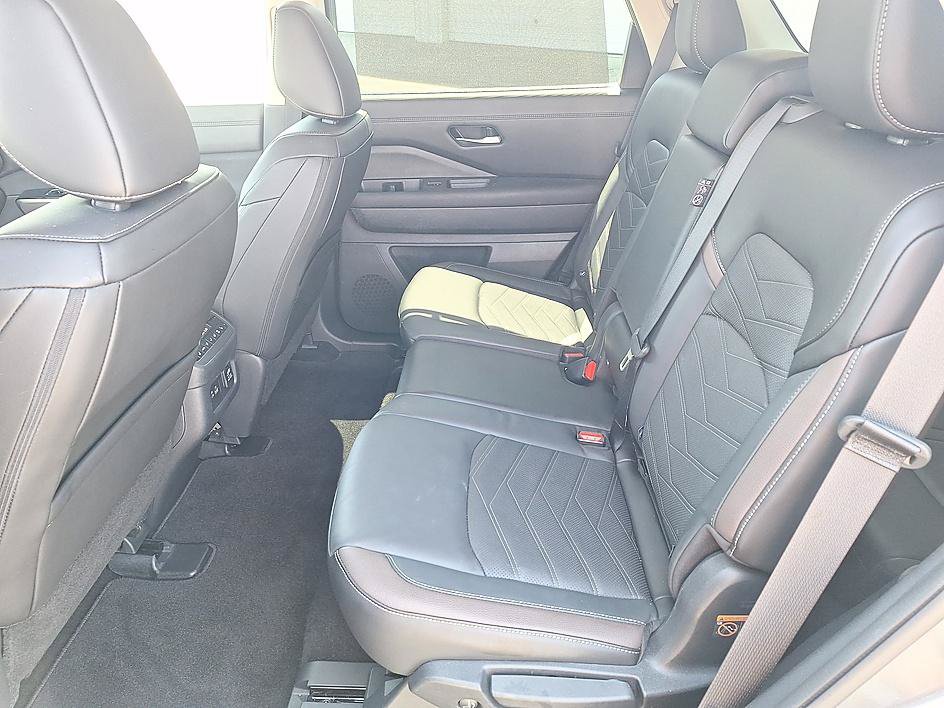 Used 2025 Nissan Pathfinder Platinum w/ Cargo Package FWD image 12