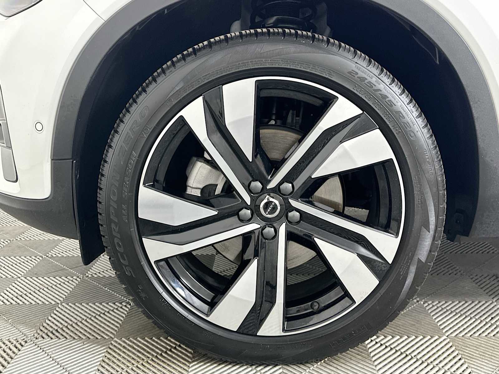 Used 2025 Volvo XC40 B5 Plus w/ Climate Package image 30