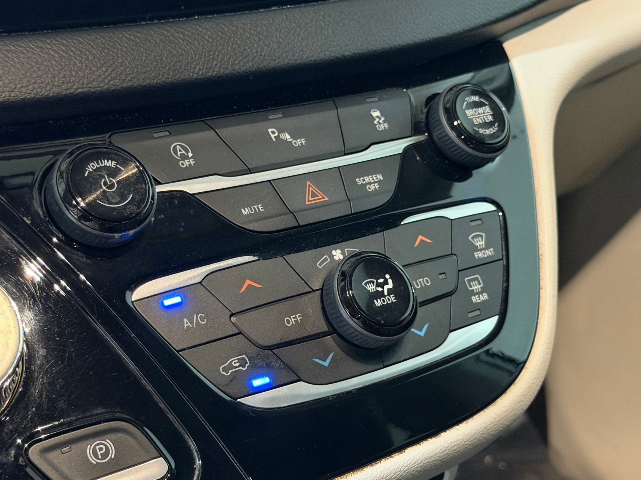 Used 2020 Chrysler Pacifica Touring-L FWD image 17