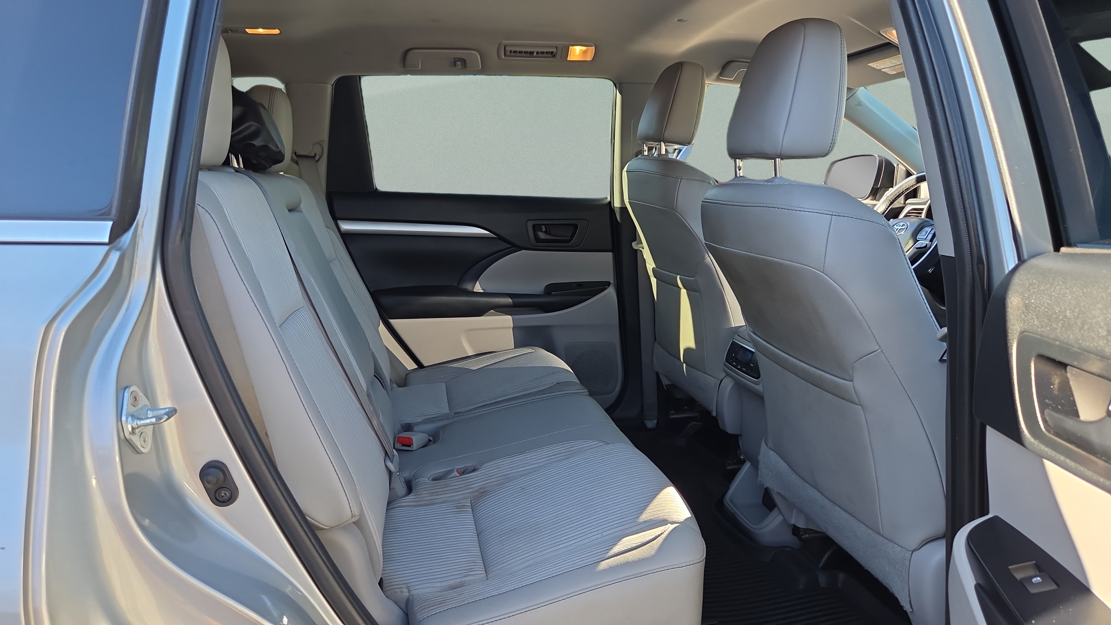 Used 2019 Toyota Highlander Plus FWD image 14