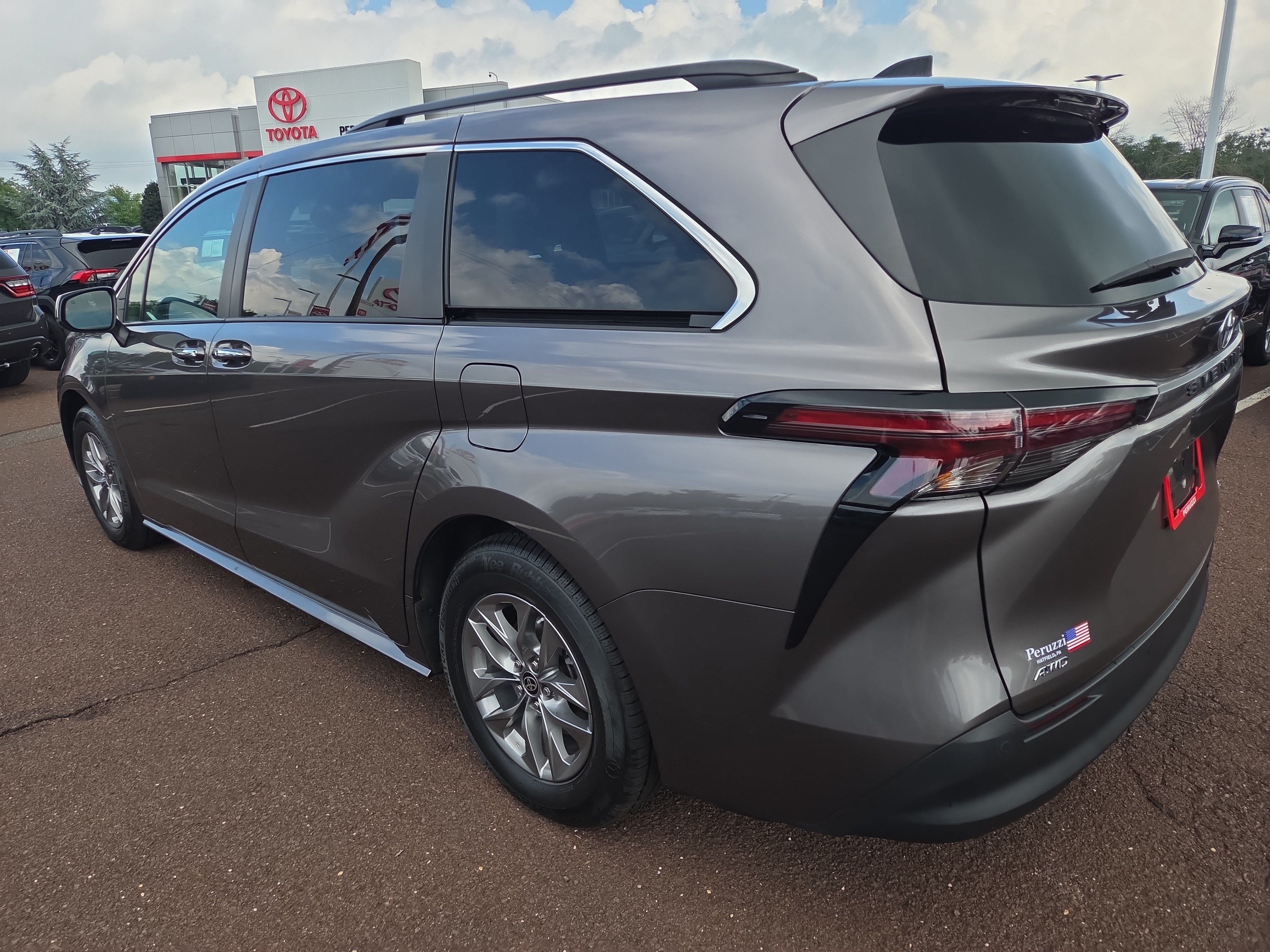 Certified 2024 Toyota Sienna XLE w/ XLE Plus Package AWD/4WD image 5